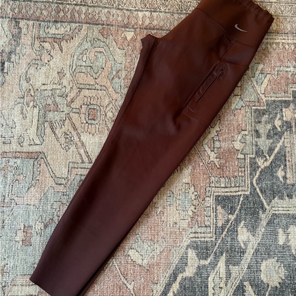 Women’s Nike Go high wasted 7/8 leggings with pockets earth/black - Picture 7 of 8